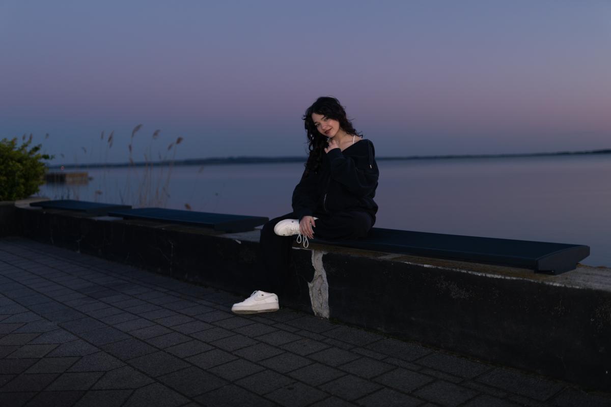 Hangulatos éjszakai fotó a Balaton-parton, sejtelmes fényekkel