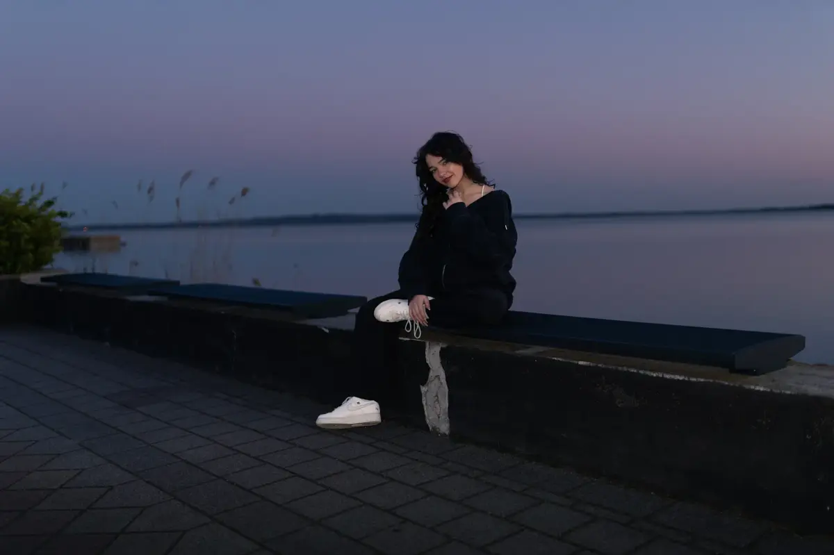 Hangulatos éjszakai fotó a Balaton-parton, sejtelmes fényekkel