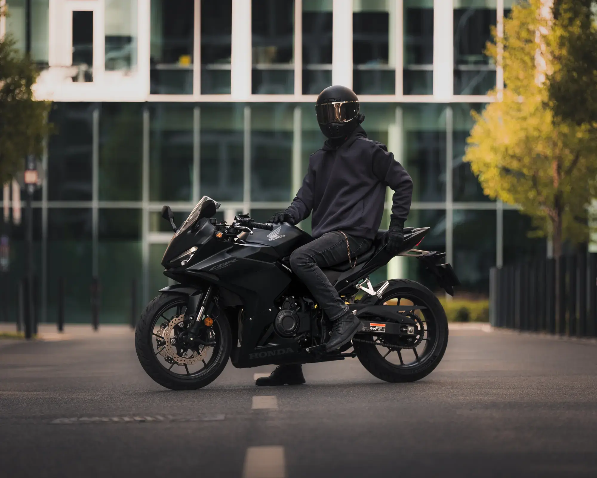 Portré fotó a motorossal a Kopaszi-gát üvegépületei előtt
