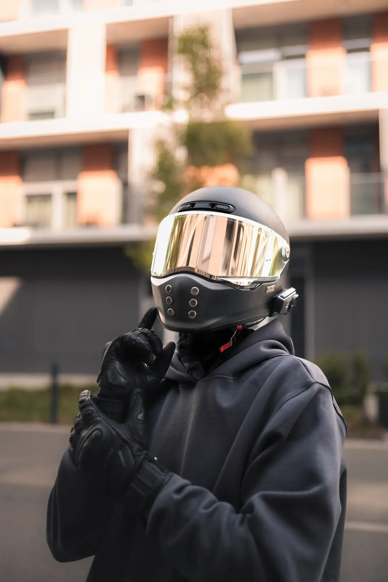 Esti fények és króm: motoros fotózás a MOL székháznál