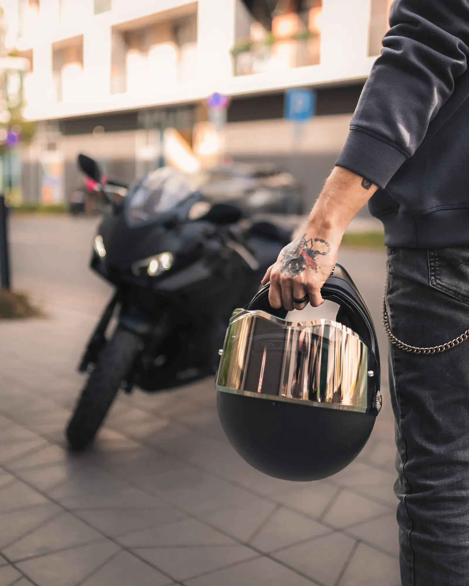 Brutális motorkerékpár a Kopaszi-gát minimalista hátterével