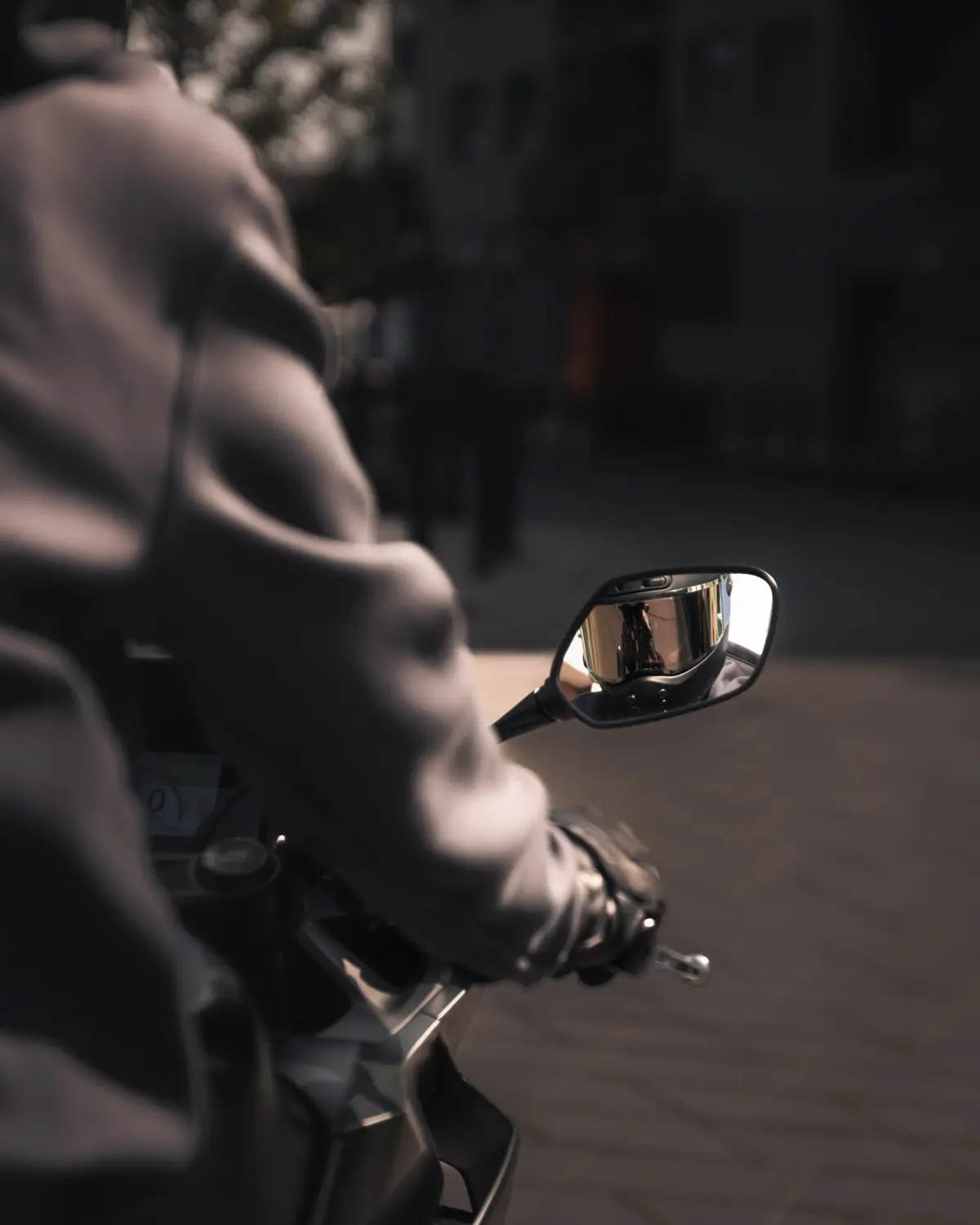 Stílusos motorkerékpár parkol Budapest legmagasabb irodaházánál