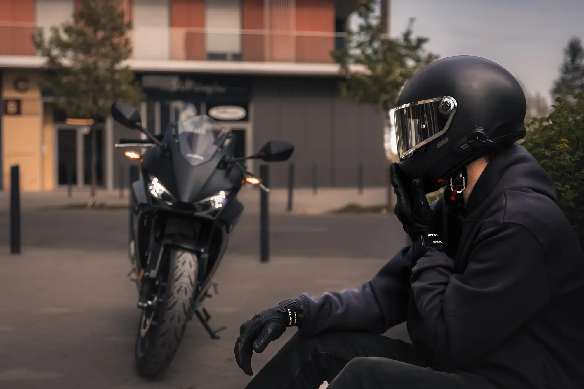 Lifestyle motoros fotózás a Duna-parti modern negyedben