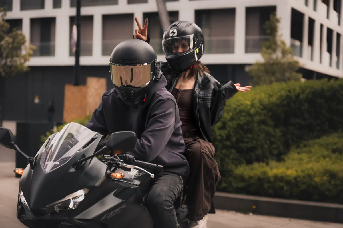Vagány motoros portré a MOL Campus modern üvegfalai előtt