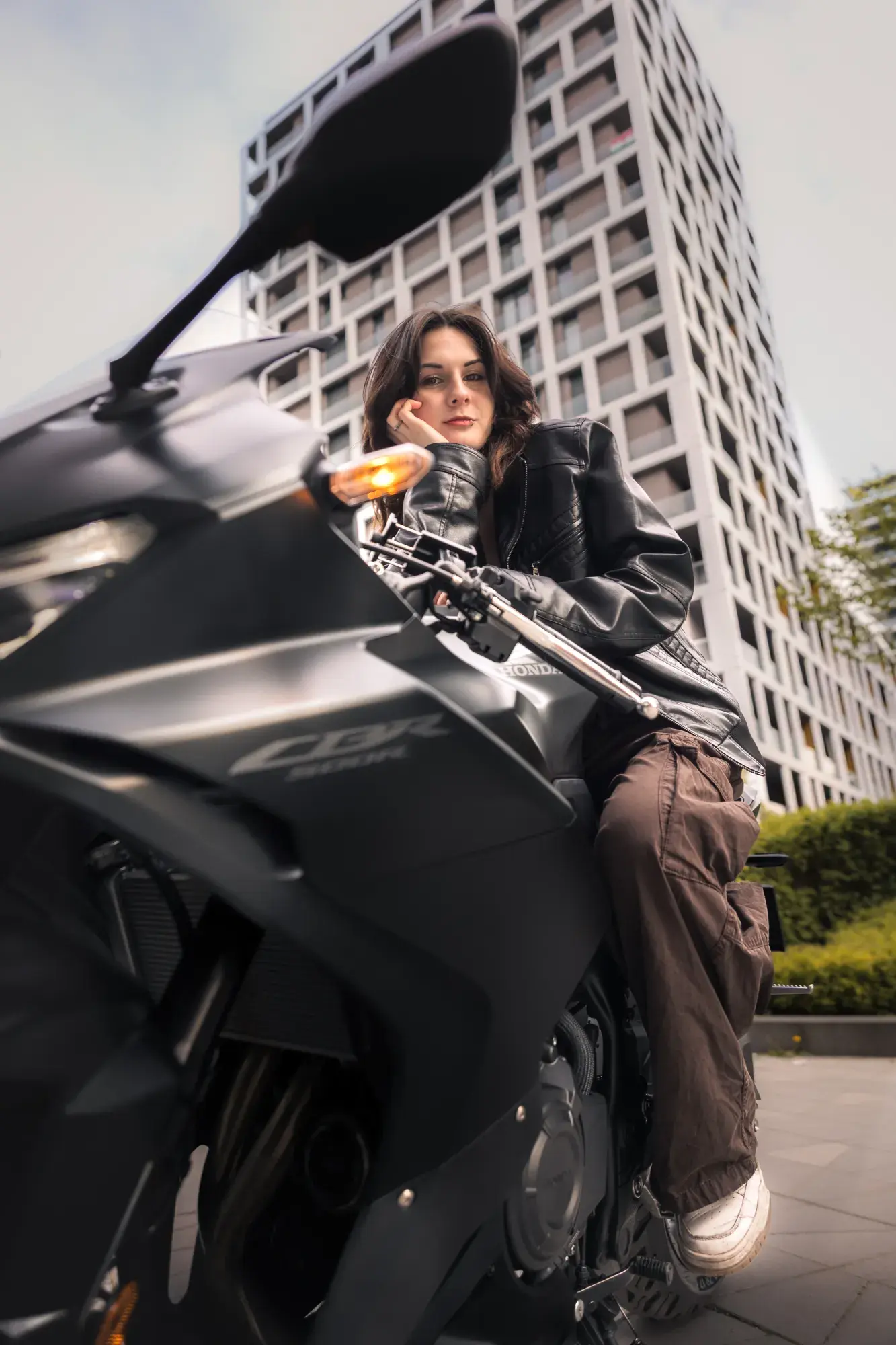 Profi motoros portré fotózás Budapest modern építészeti környezetében