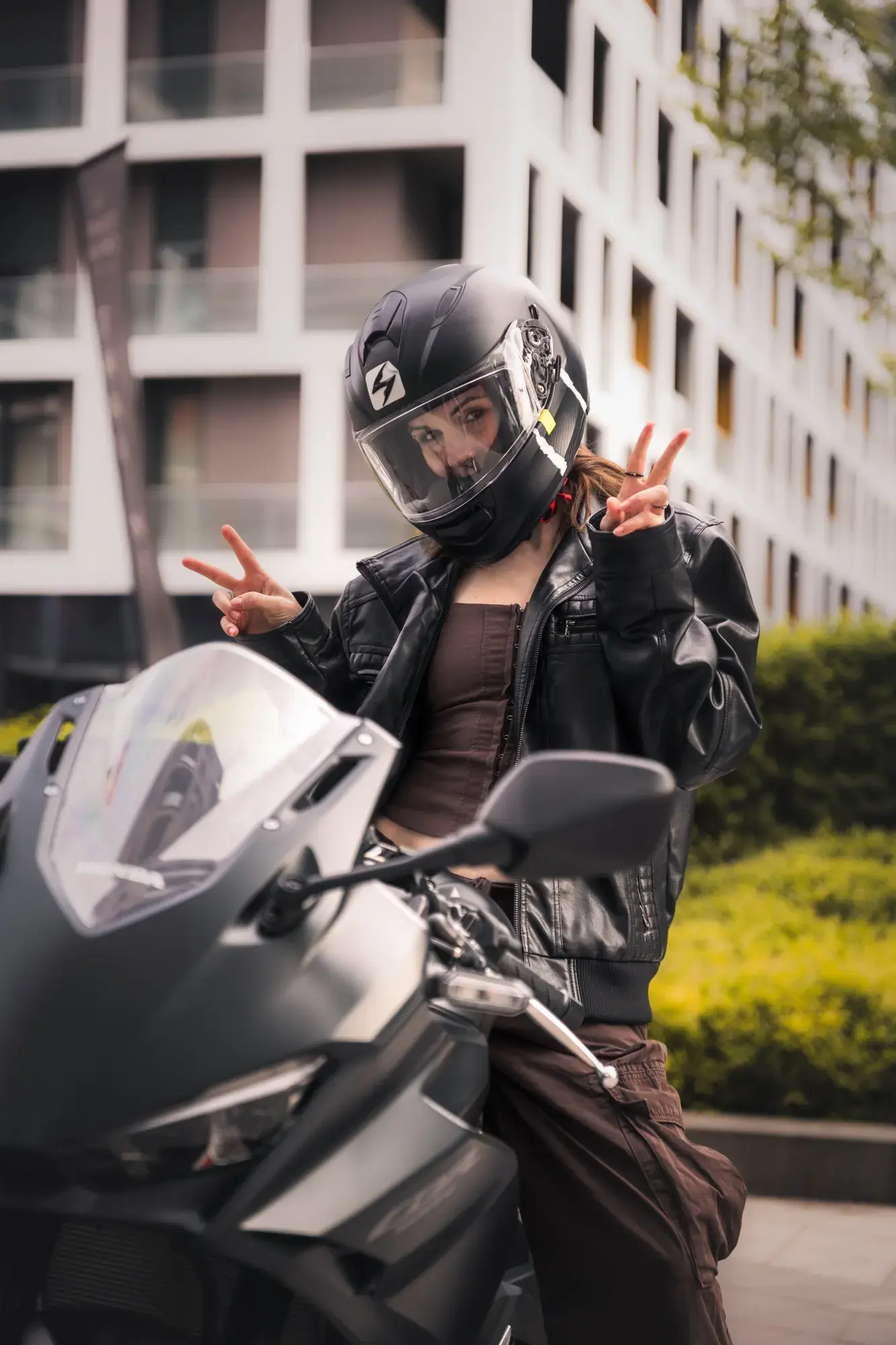 Egyedi épített motor és a modern városi táj találkozása