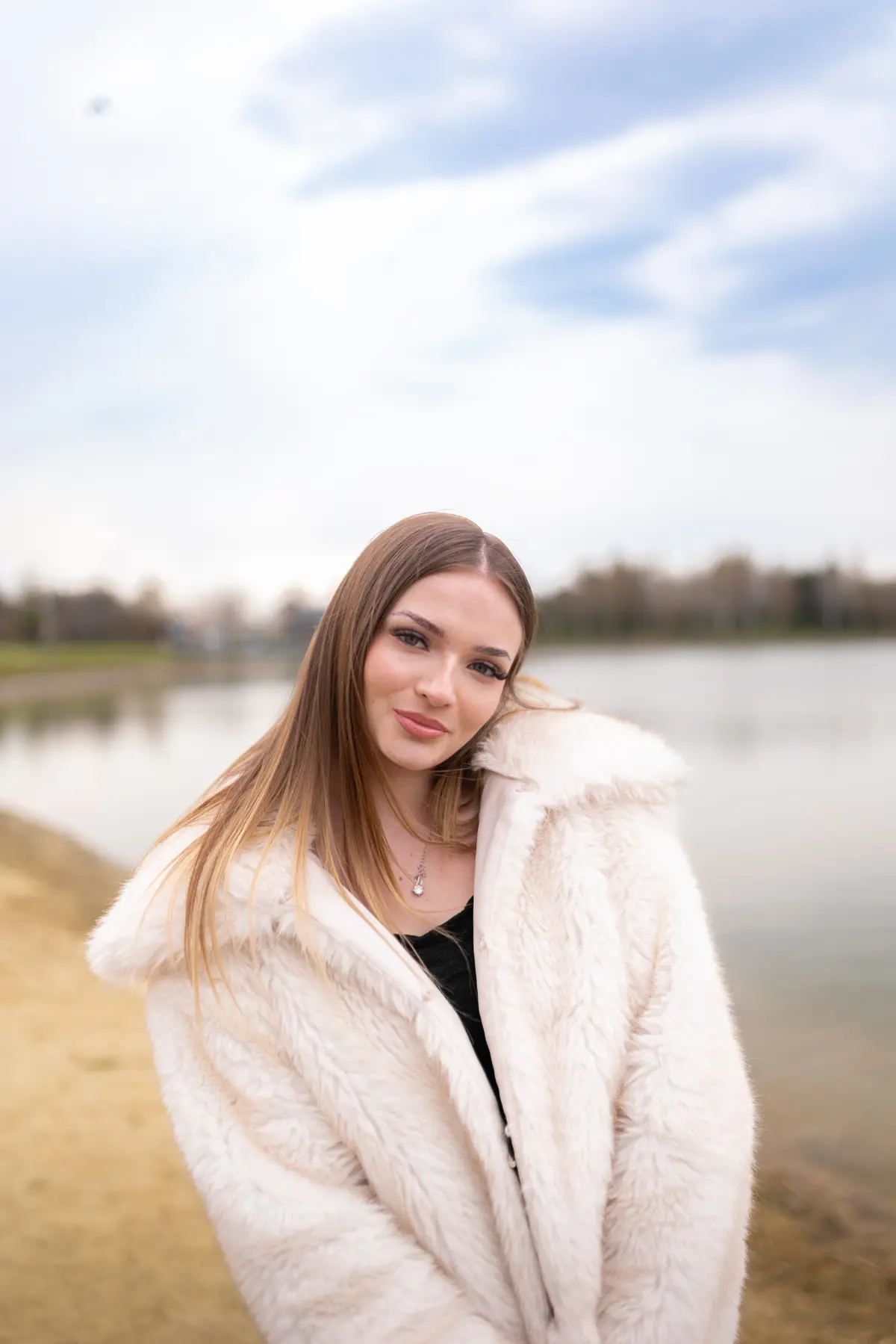 Természetes fényekkel készült fotó a virágzó mezőn