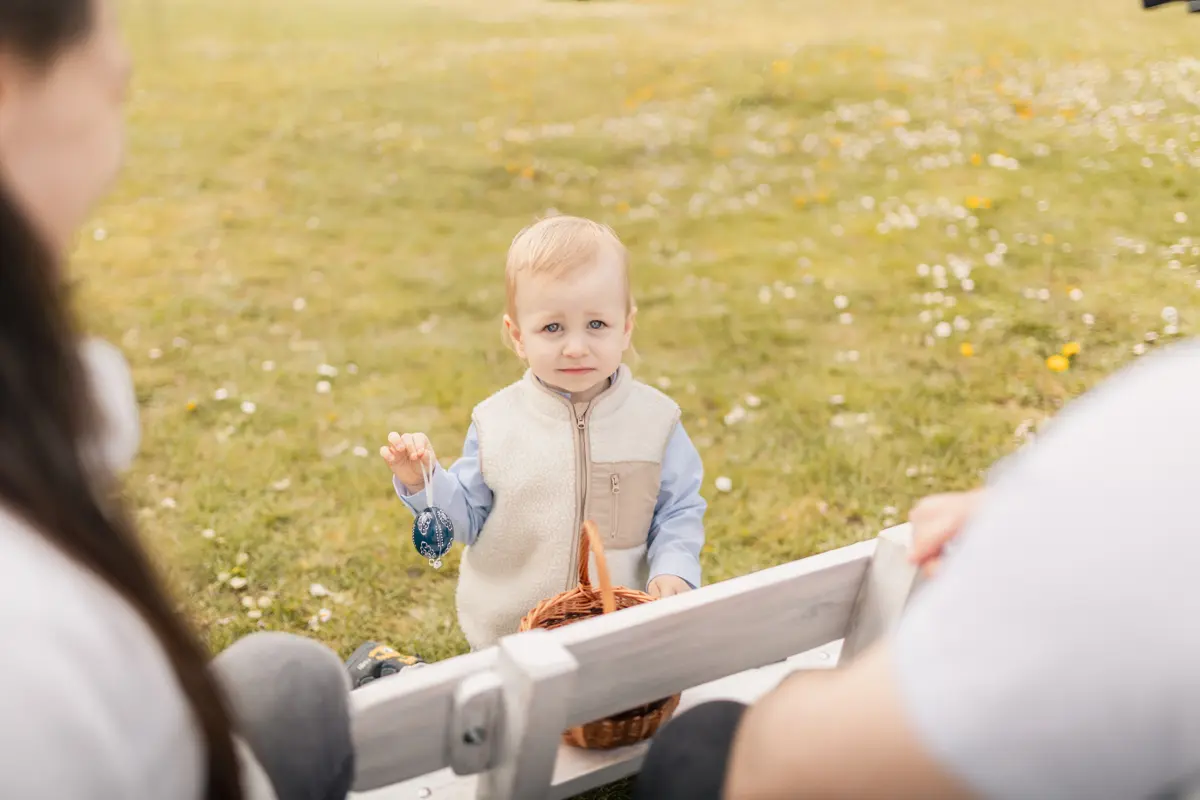 Vidám gyermekportré a kastélypark zöld gyepén