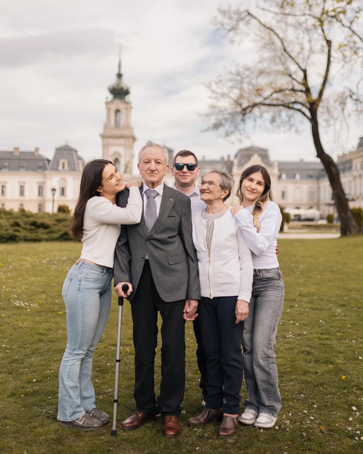 Nagycsaládi csoportkép a keszthelyi Festetics-kastély parkjában