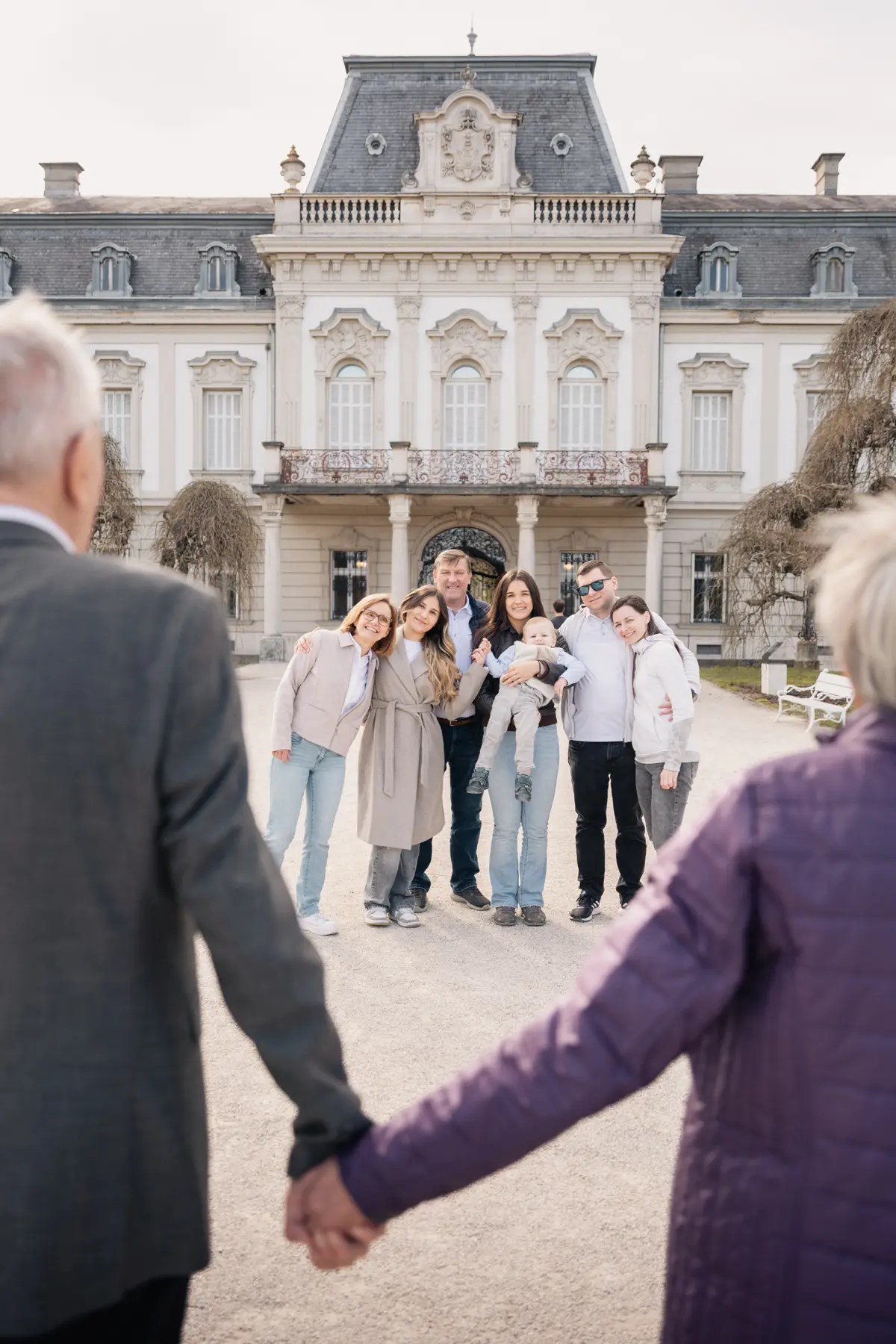 Az egész család a Festetics-kastély impozáns épülete előtt