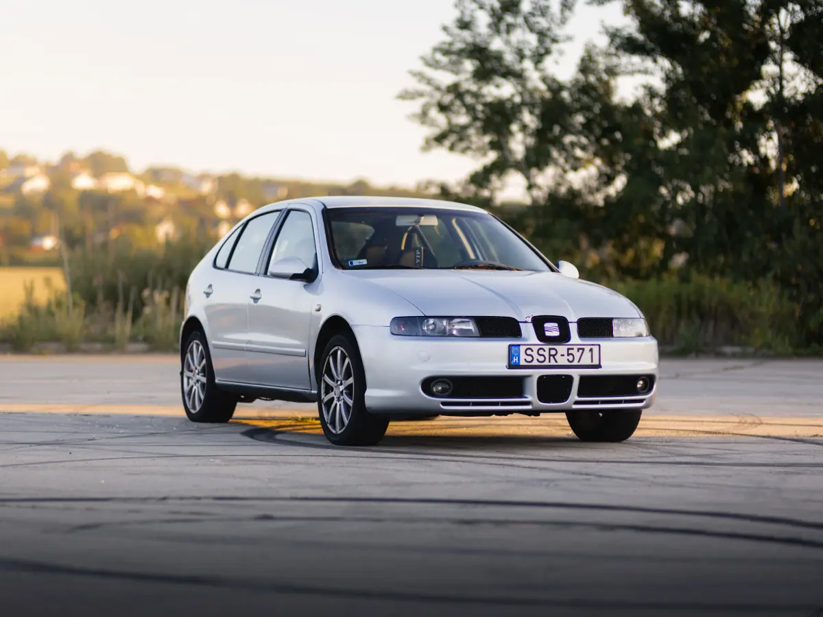 Motorháztető részlet