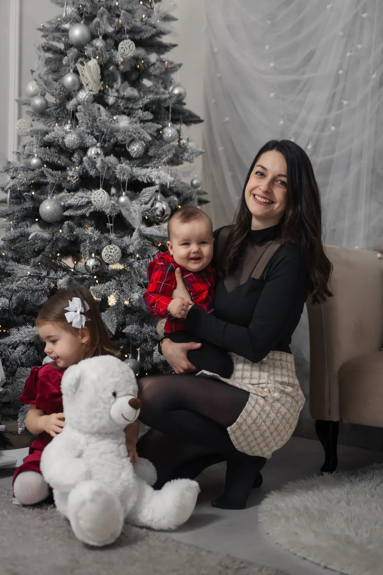 Családi ölelés a fa alatt