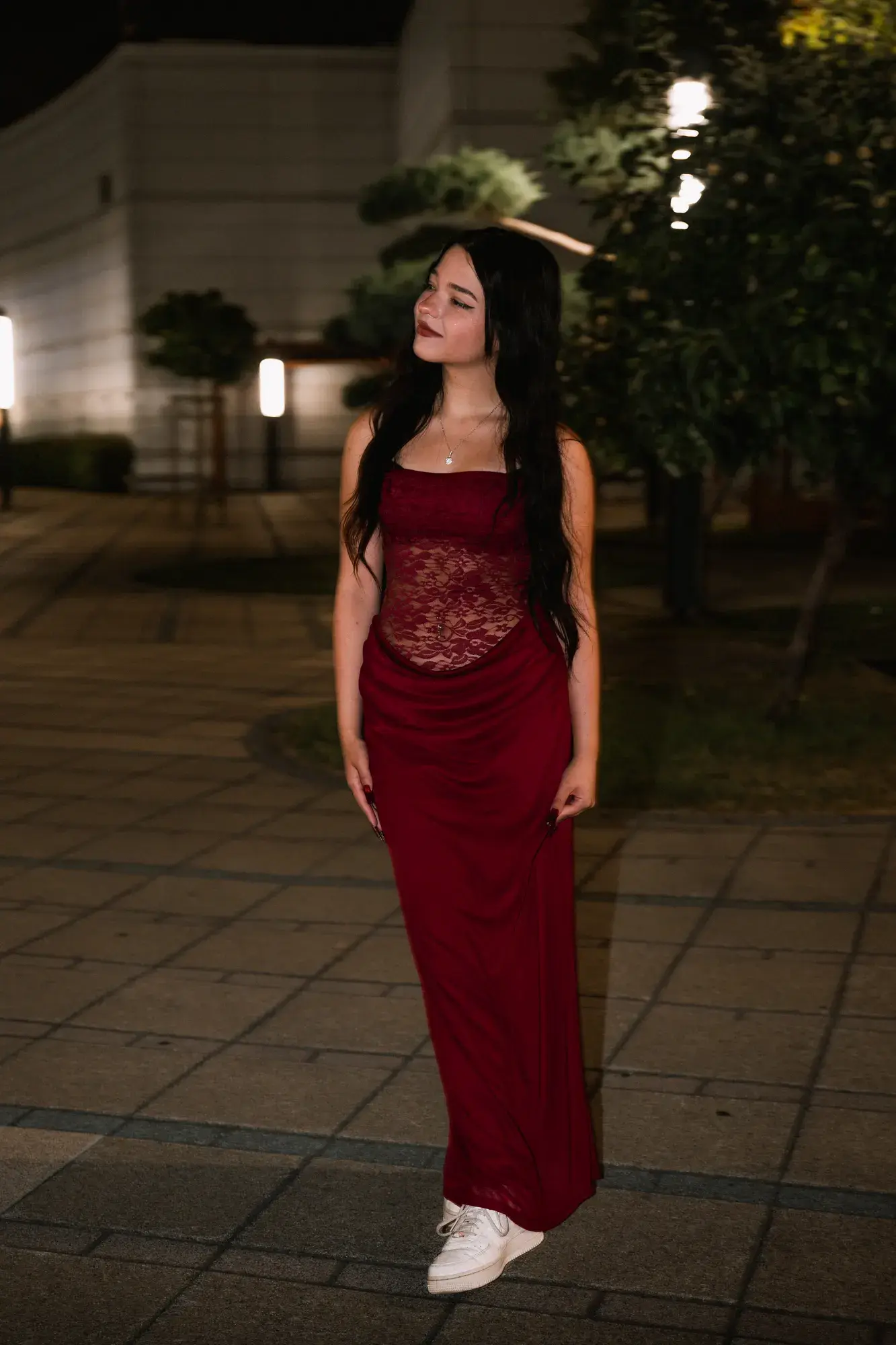 Elegáns esti portré bordó ruhában