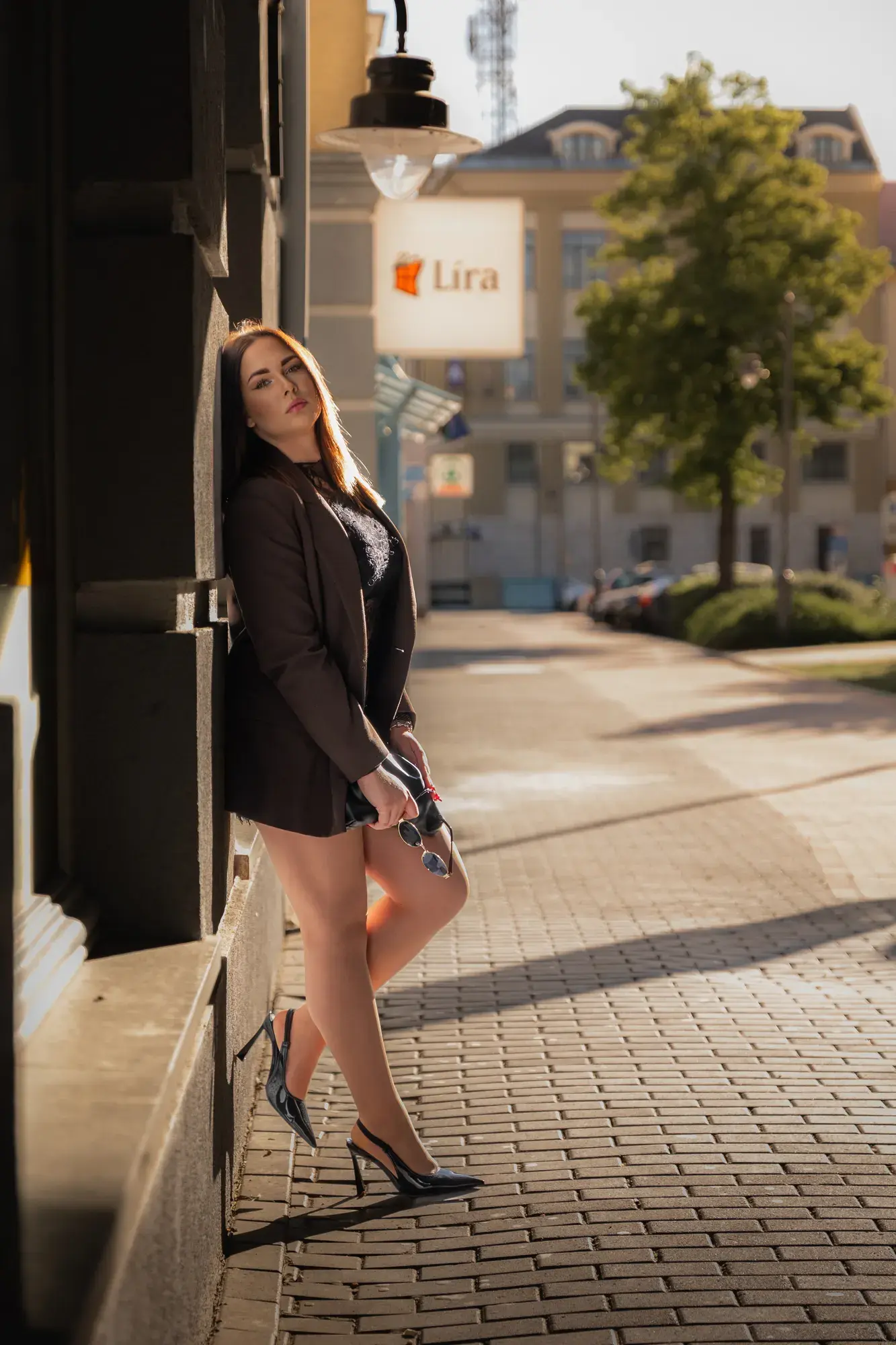 Napsütötte lifestyle portré a sétálóutcán