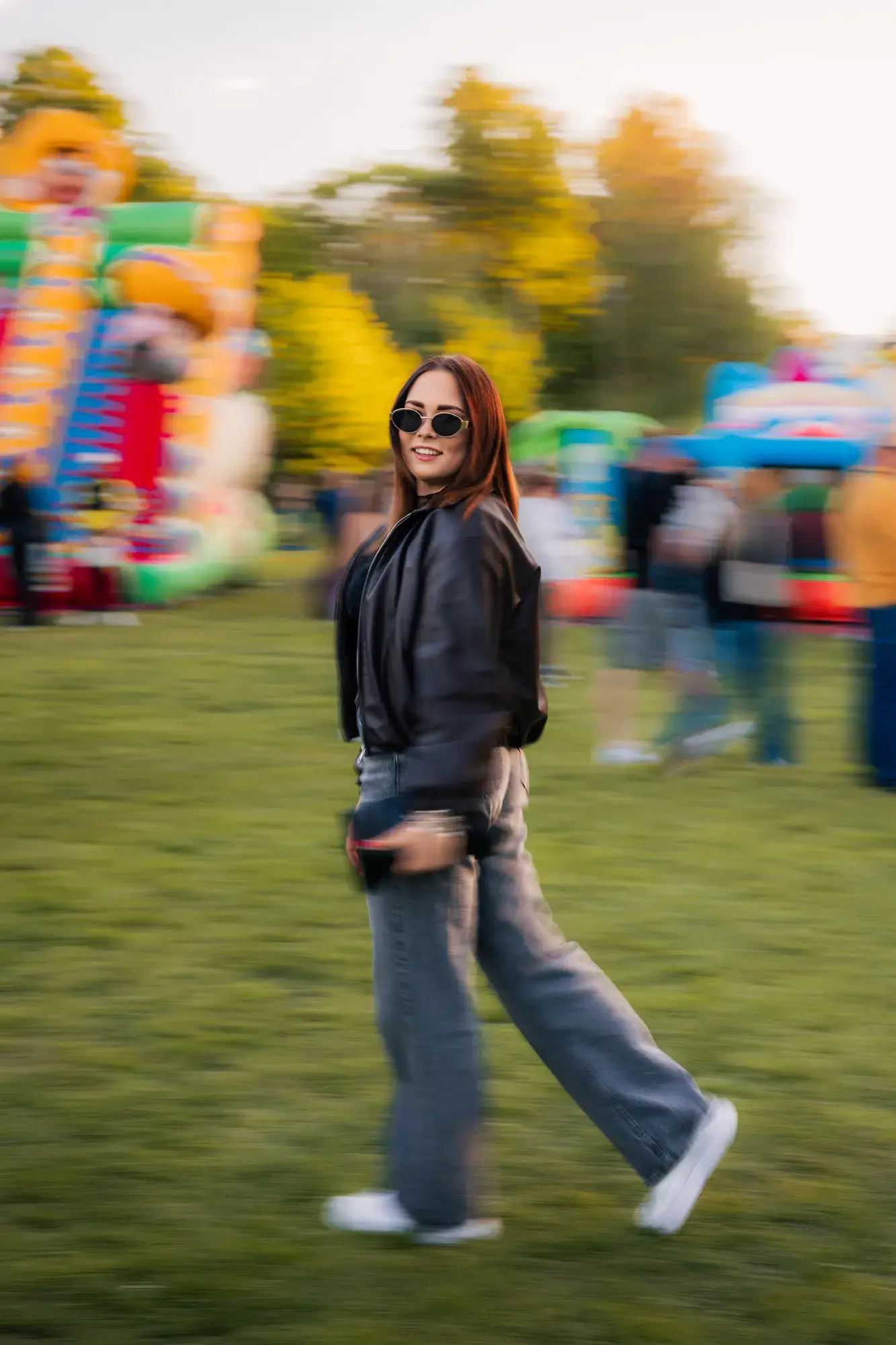 Életkép a vidámparkban, mozgalmas háttérrel