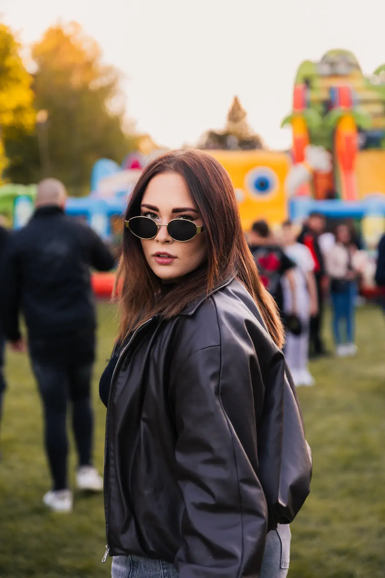 Lifestyle portré a vidámpark színes forgatagában
