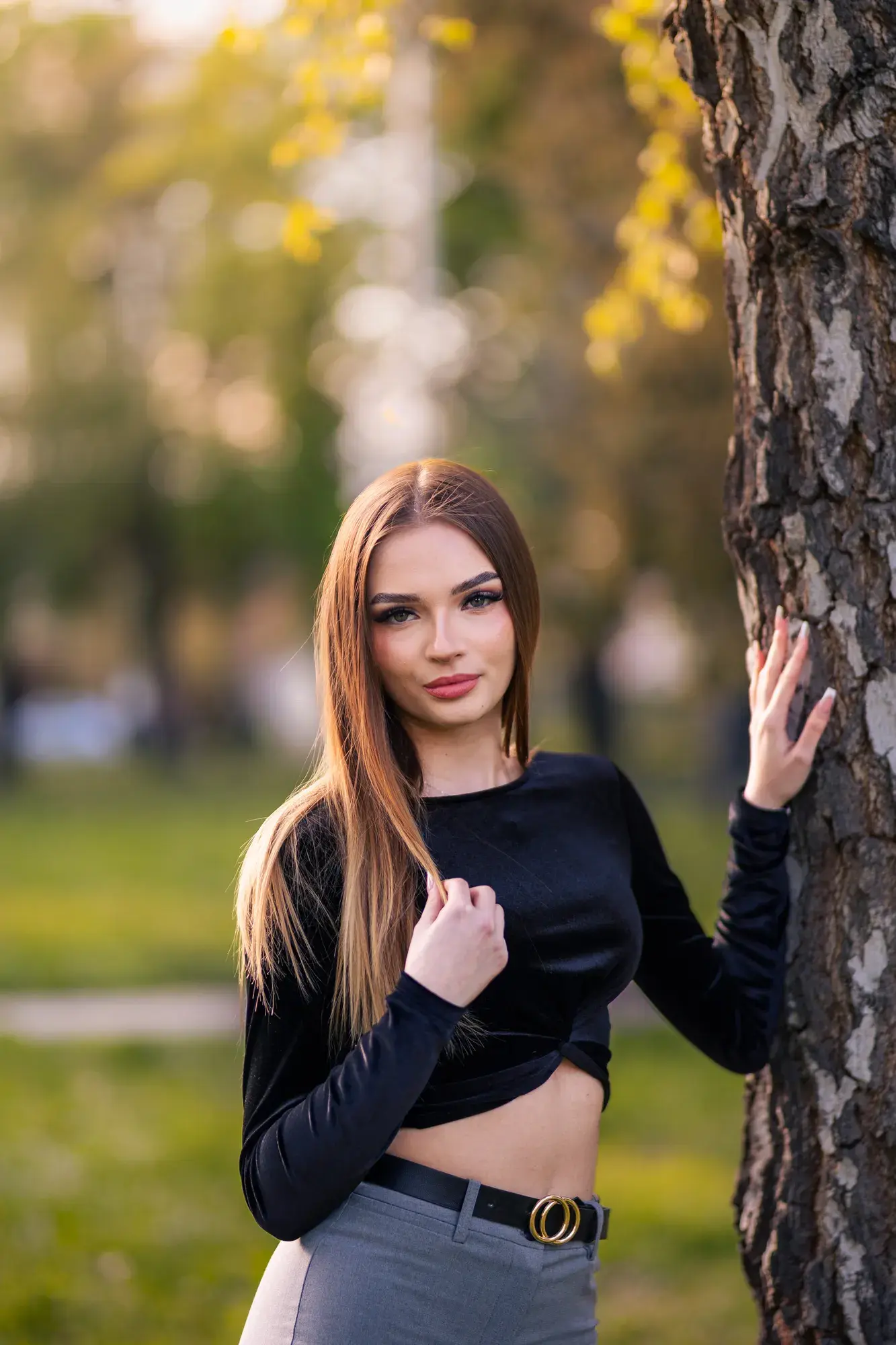 Portré a park fái között, tavaszi hangulatban